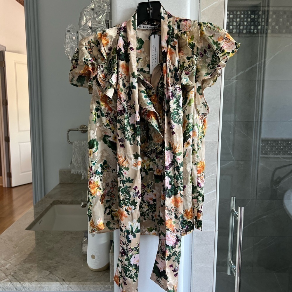 ALICE + OLIVIA Jeannie Floral Burnout Bow Collar Blouse - Picture 6 of 13